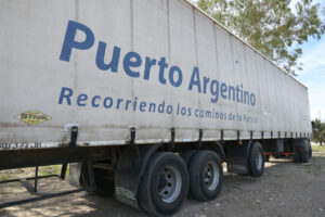 Bahía Blanca: la historia malvinera del camionero que viajó desde Mercedes para llevar donaciones 