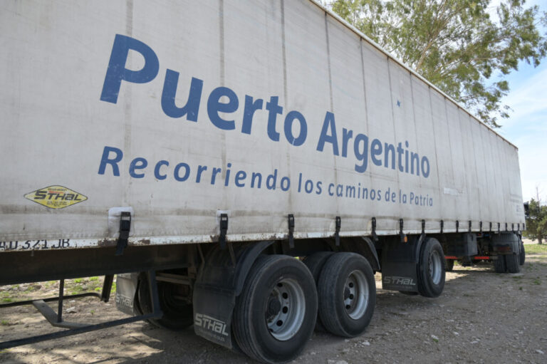 Bahía Blanca: la historia malvinera del camionero que viajó desde Mercedes para llevar donaciones 