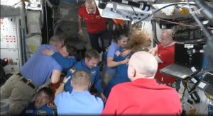 Nave Crew Dragon llegó a la EEI para rescatar a astronautas atrapados por meses en el espacio