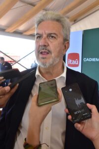 Pupitres chinos: acusan favoritismo en perjuicio de la producción nacional