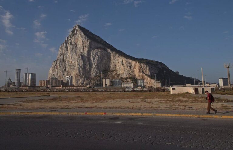 El Gobierno español protesta contra Londres por maniobras marítimas ‘en aguas españolas’ cercanas a Gibraltar