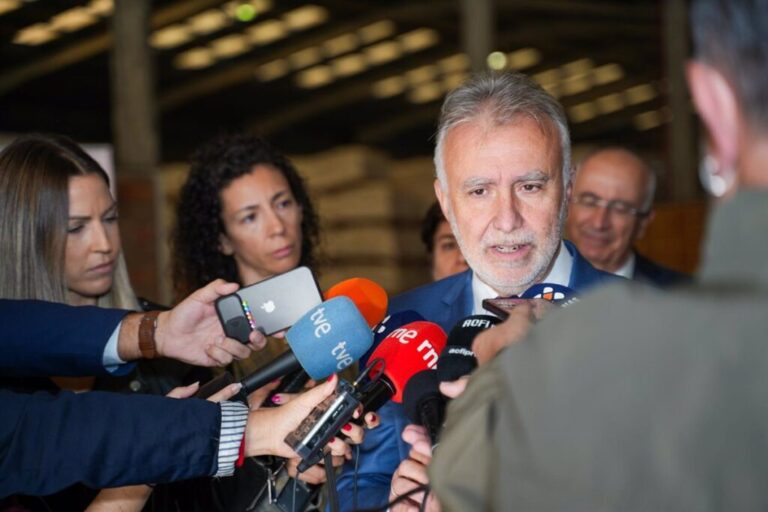 El Ministro Torres Revela Diagnóstico de Cáncer y Próxima Intervención en Abril, pero Asegura Continuidad en su Cargo