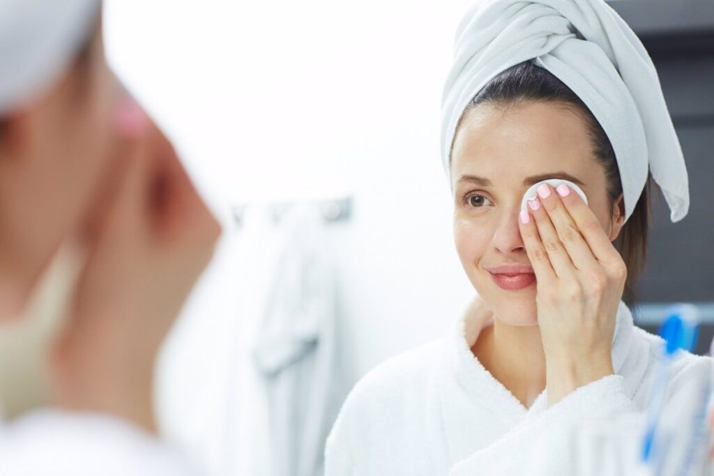 El método más efectivo para limpiar tu rostro por la noche. El método más efectivo para limpiar tu rostro por la noche.