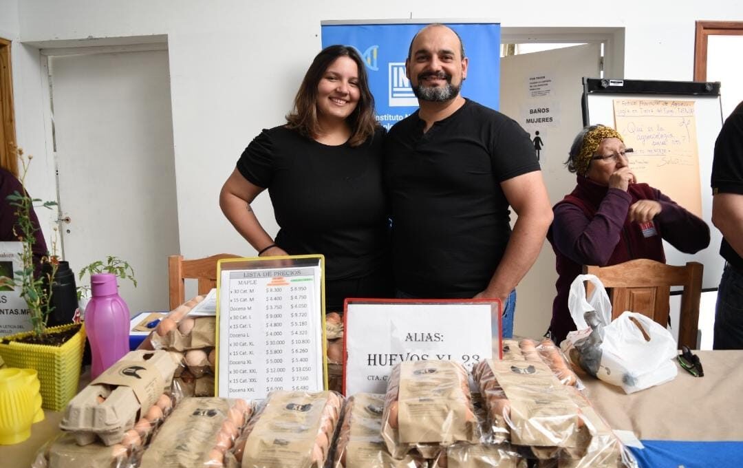 ¿Se pueden producir gallinas y huevos “felices” en medio del viento, el frío y la nieve? Juan Juárez integra la cooperativa avícola de Tierra del Fuego, una experiencia inédita que viene creciendo