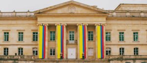 Cuando la Democracia se enfrenta a la Burocracia