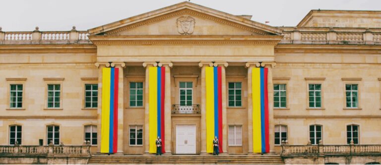 Cuando la Democracia se enfrenta a la Burocracia