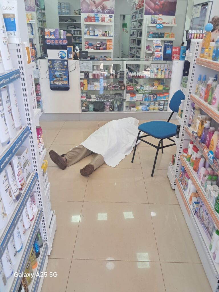 Hombre de 80 años fallece súbitamente en una farmacia de Presidente Franco