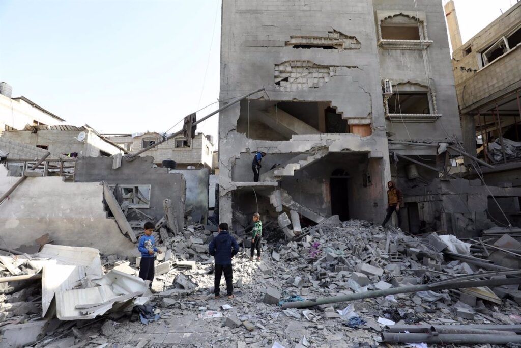 La UE condena la muerte de civiles en bombardeos israelíes en Gaza y solicita regresar a las negociaciones La UE condena la muerte de civiles en bombardeos israelíes en Gaza y solicita regresar a las negociaciones
