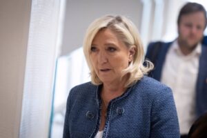 Le Pen rechaza con indignación la decisión del tribunal que la inhabilita como candidata presidencial
