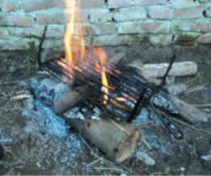 Indigencia en zona del Hospital /Pretendieron hacer asado en medio de la vereda