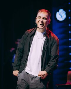 Lucho Miranda llega con su humor “oscuro” para romper tabús y hacer reír a Paraguay