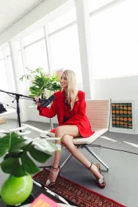 Angie Landaburu desnuda a los famosos en su nuevo podcast: “La perfección es una ilusión, lo interesante está en lo que se esconde detrás”