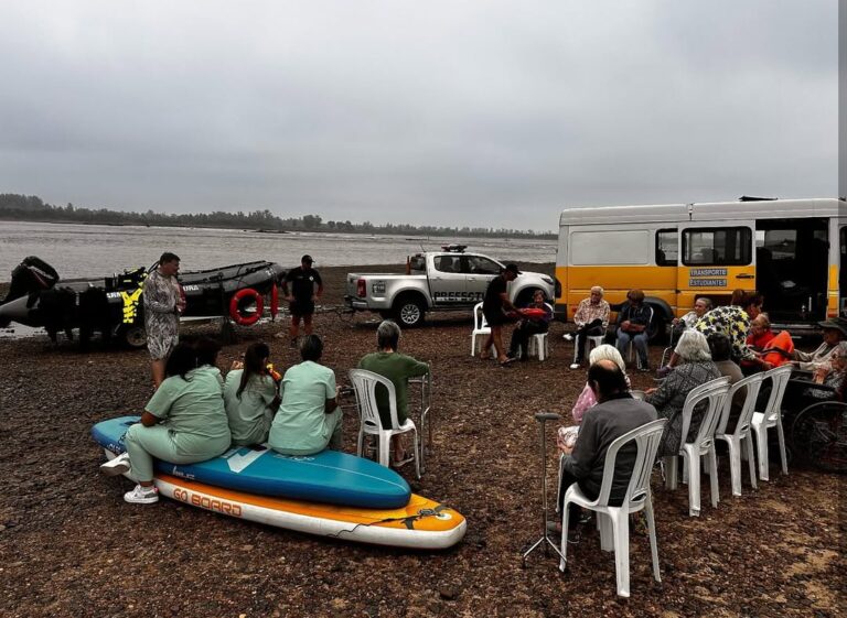 Prefectura de Salto realizó actividad de Nauticoterapia para adultos mayores