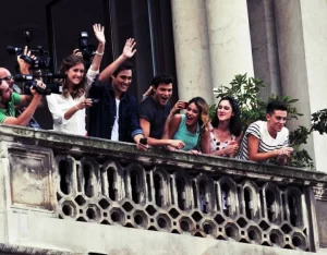 Clara Alonso cuenta detalles de su amistad con Tini Stoessel y el grupo de WhatsApp que aún tiene con los integrantes de “Violetta”