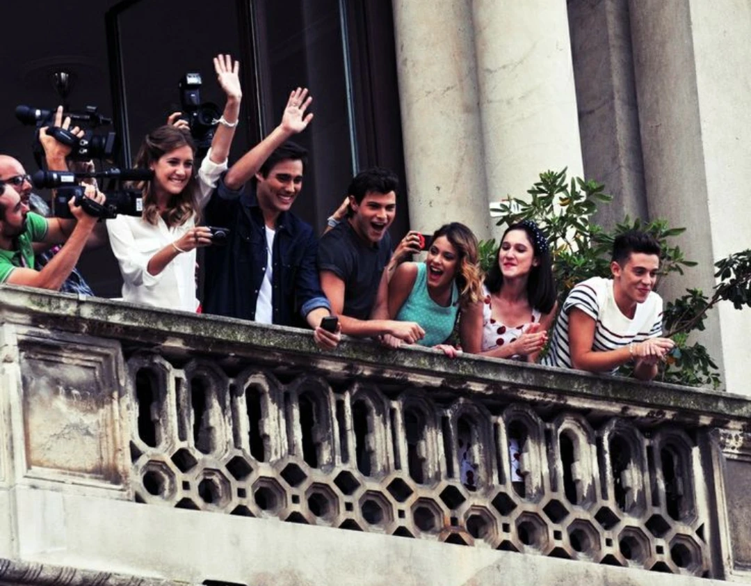 Clara Alonso cuenta detalles de su amistad con Tini Stoessel y el grupo de WhatsApp que aún tiene con los integrantes de “Violetta”