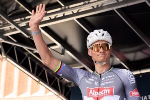 Van der Poel recupera la Milán-San Remo tras un épico enfrentamiento con Pogacar