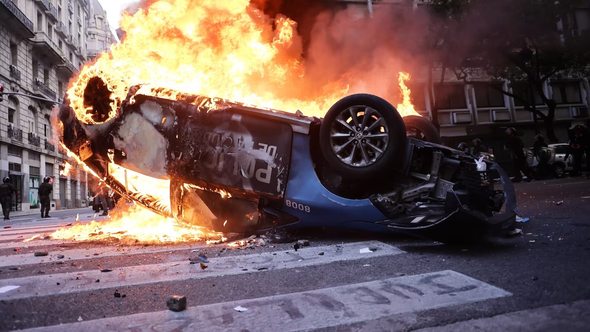 Protesta de jubilados en Buenos Aires deriva en enfrentamientos con la policía y múltiples detenidos