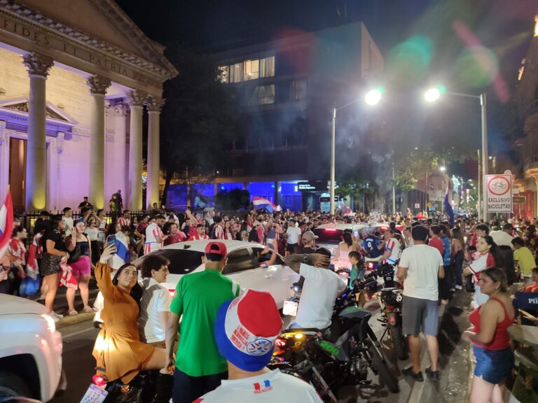 Fiesta albirroja en Asunción: hinchas celebran con euforia la victoria ante Chile