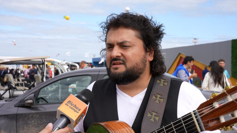 Yuyo Gonzalo debutó a los 15 años como primera guitarra del gran Horacio Guarany y ahora, cuando se cumplen 100 años del nacimiento de El Potro, mantiene vivo su legado