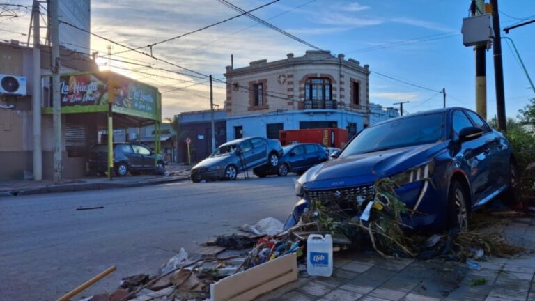 Bahía Blanca, el día después del desastre: desolación, barro y autos amontonados