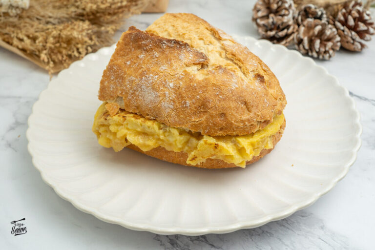 Bocadillo de tortilla de patatas. El mejor bocata del mundo