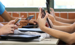 Pruebas PISA: de 80 países evaluados, los alumnos argentinos son que más se distraen con el celular en clase