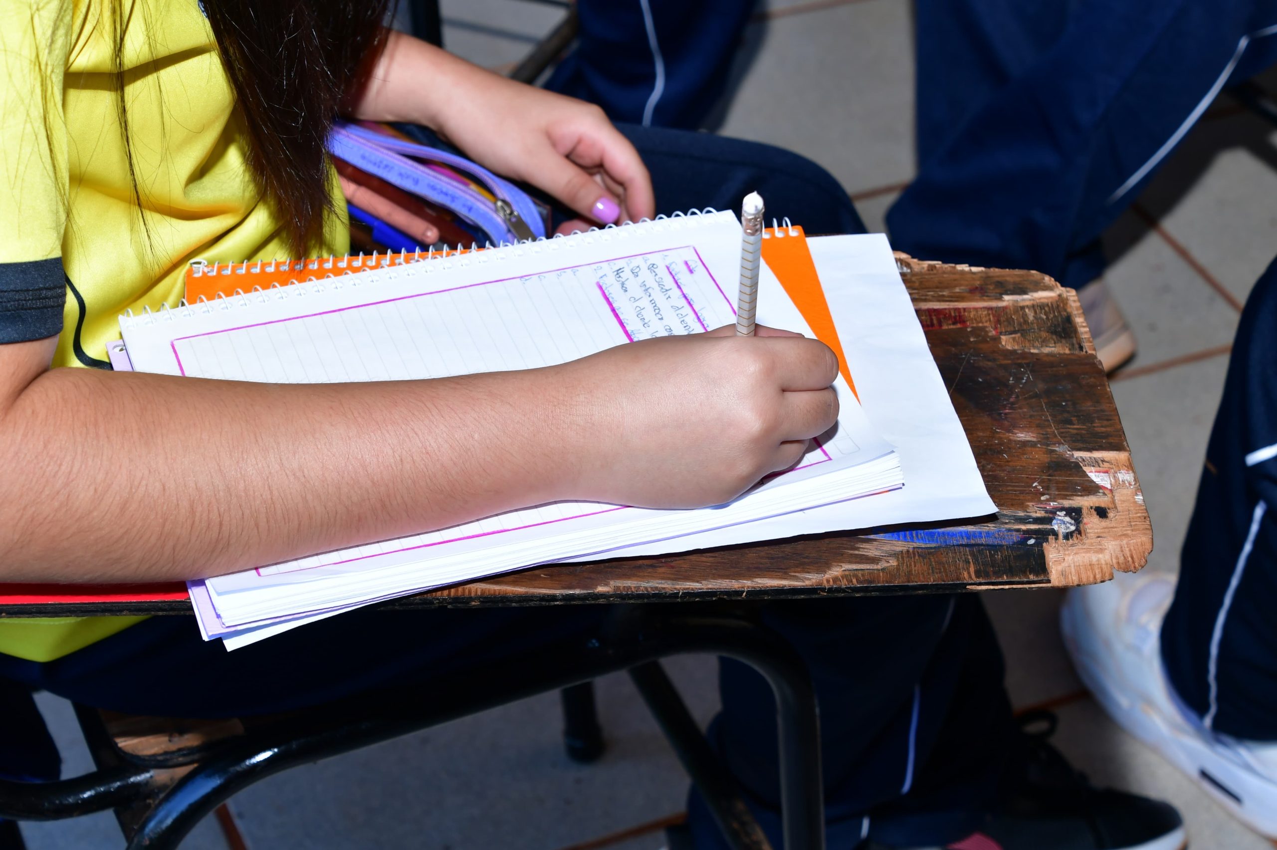 Ministro del MEC destaca calidad de sillas y mesas adquiridas por ITAIPU. Ministro del MEC destaca calidad de sillas y mesas adquiridas por ITAIPU.