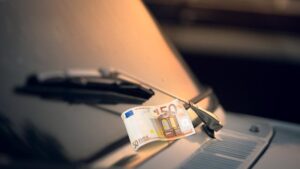 La Policía alerta de una de las estafas más peligrosas si dejas tu coche expuesto: «roban todas tus pertenencias»