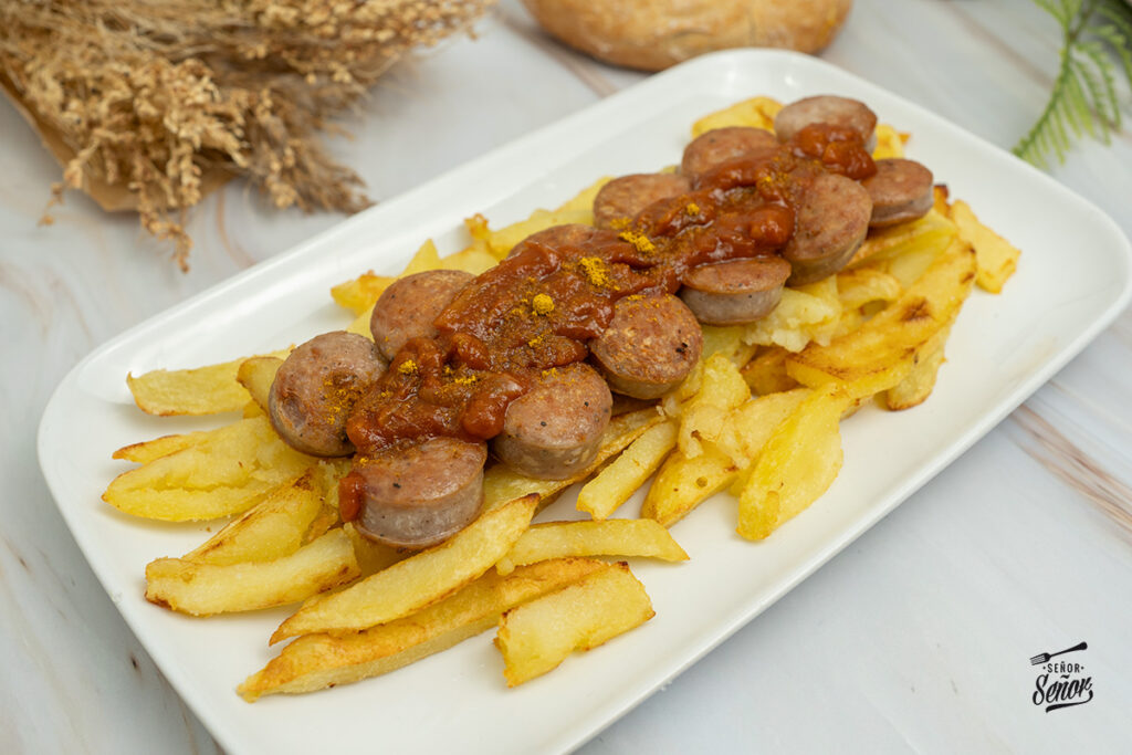 Currywurst. Receta alemana de salchichas con salsa de curry