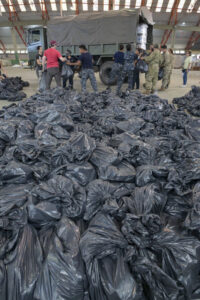 Donaciones para Bahía Blanca: el Ejército y la Armada trabajan codo a codo en la distribución de víveres