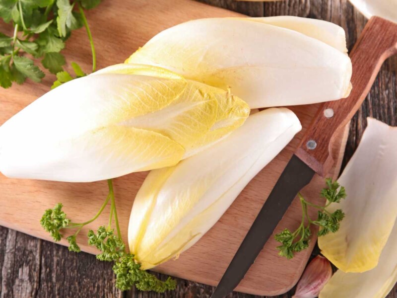 Endivias al horno gratinadas con bechamel y jamón