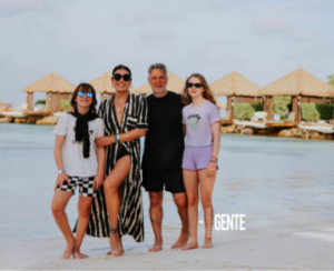 Los camaleónicos y sofisticados looks de Flor de la V en su regreso a la tevé: de la tela vinílica a las mangas globo y el estampado