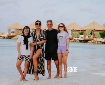 Los camaleónicos y sofisticados looks de Flor de la V en su regreso a la tevé: de la tela vinílica a las mangas globo y el estampado