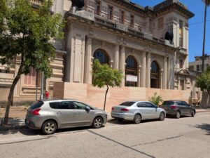 Entre andamios y calor extremo… salones con 200 estudiantes /“El Palacio Veltroni no está en condiciones dignas para estudiar”