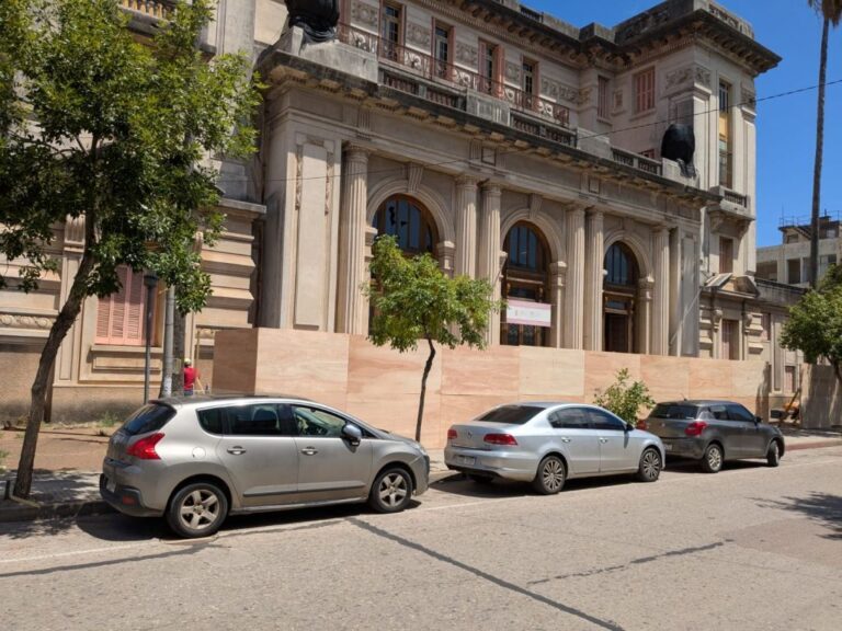 Entre andamios y calor extremo… salones con 200 estudiantes /“El Palacio Veltroni no está en condiciones dignas para estudiar”