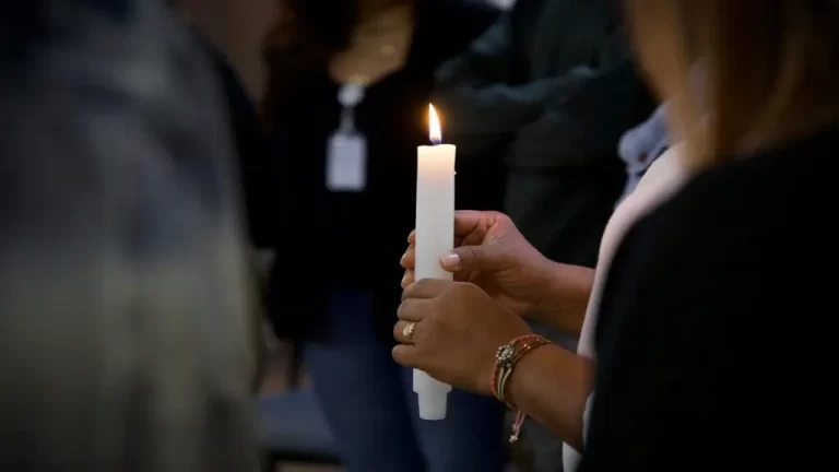 Entregan en Colombia cuerpos de dos víctimas de ejecuciones extrajudiciales durante el uribismo