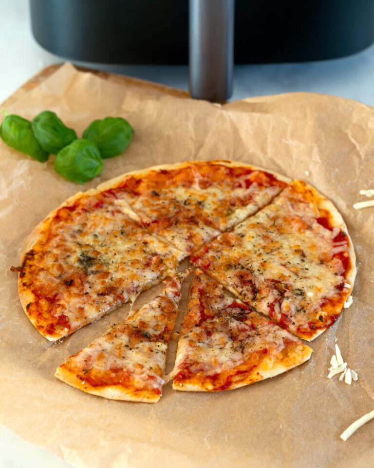 Pizza con tortillas de trigo en la freidora de aire