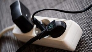 ¿La regleta con la que cargas el móvil es segura?