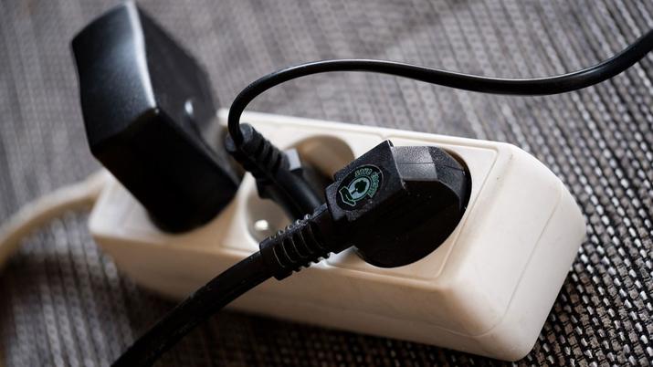 ¿La regleta con la que cargas el móvil es segura?