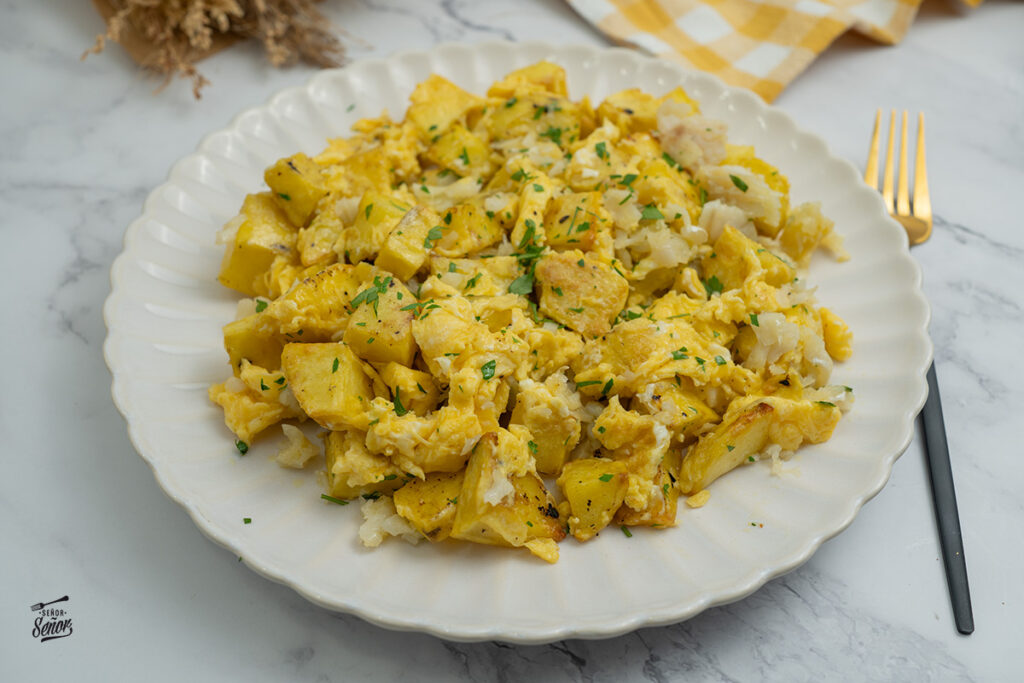 Revuelto de bacalao con patatas. Receta sana y casera