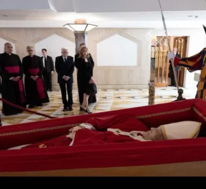 La impactante, cargada de símbolos y sentida despedida del argentino Guillermo Karcher, mano derecha y amigo del papa: “¡Buen viaje, amado Francisco!”