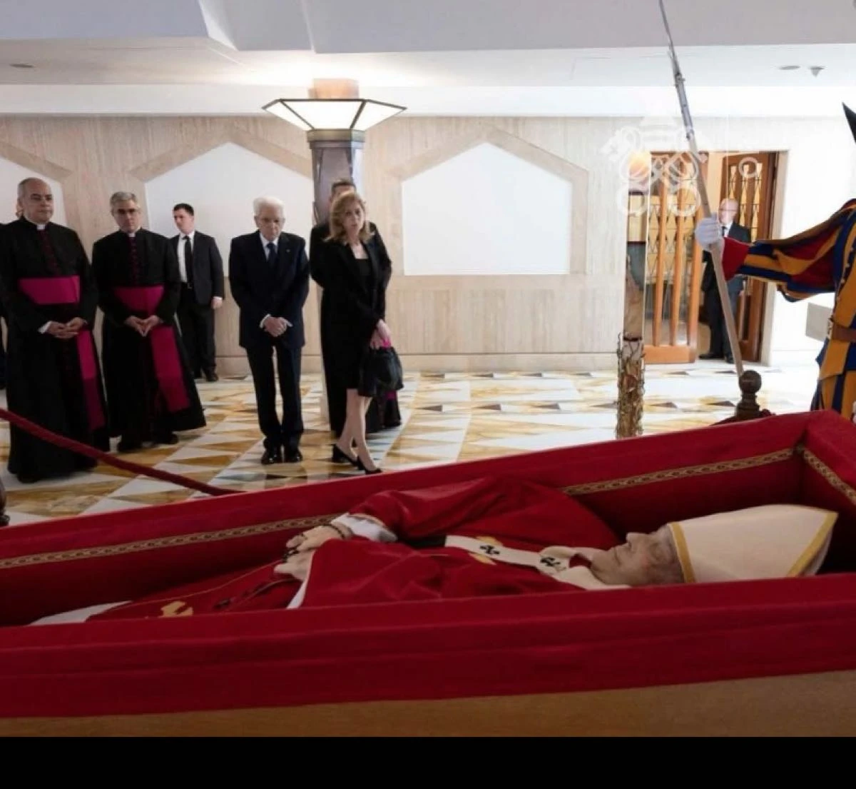 La impactante, cargada de símbolos y sentida despedida del argentino Guillermo Karcher, mano derecha y amigo del papa: “¡Buen viaje, amado Francisco!”