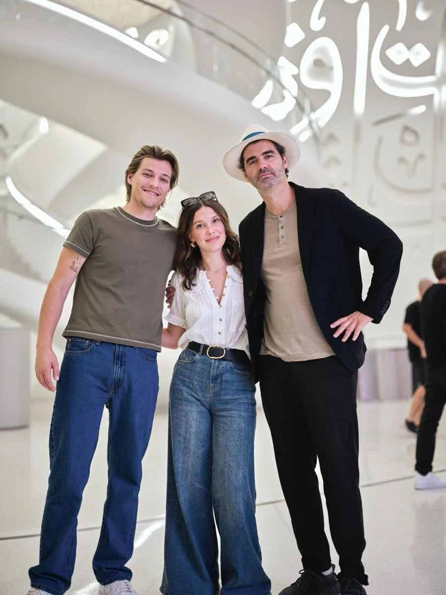 En exclusiva, el increíble encuentro entre Armando Bo, Milli Bobby Brown y Jake Bongiovi: ¿Cuándo, dónde y por qué el ganador del Oscar argentino se reunió con la pareja del momento?