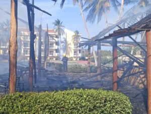 Nueva Esparta | Reportan incendio en churuata de un hotel en Playa el Agua (Fotos)