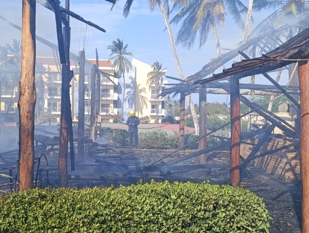Nueva Esparta | Reportan incendio en churuata de un hotel en Playa el Agua (Fotos)