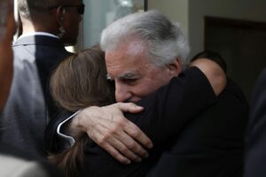 Mario Vargas Llosa es despedido en la intimidad, en medio de reacciones de todo el mundo