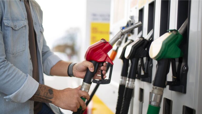 El Gobierno reglamentó el autodespacho de combustible líquido en estaciones de servicio