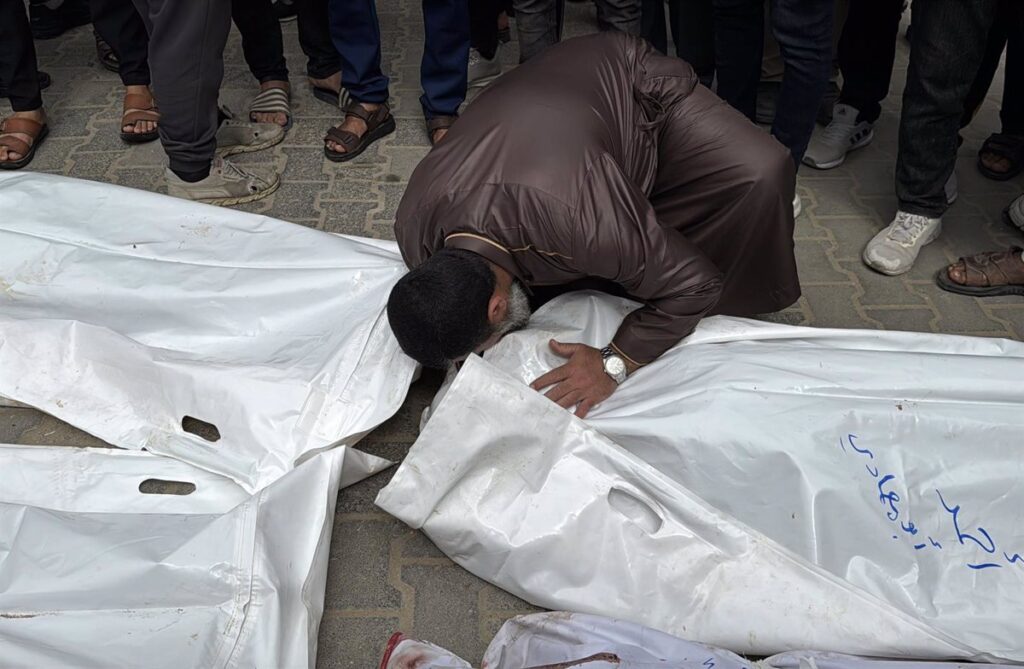 Bombardeo Israelí en el Centro de la Franja de Gaza Deja al Menos Siete Muertos