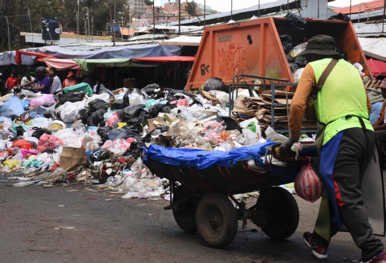 Toneladas de basura se acumulan en las calles de Cochabamba, Bolivia