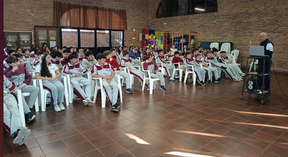 Jefatura de Salto /Taller sobre uso responsable de redes sociales